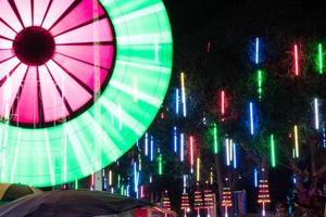 kleurrijke neonlichten versieren. foto