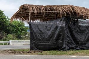 overkapping voor schuur, vetiver met zwart schaduwnet. foto