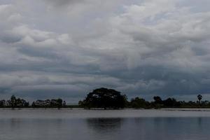 wolken boven de ondergelopen rijstvelden. foto