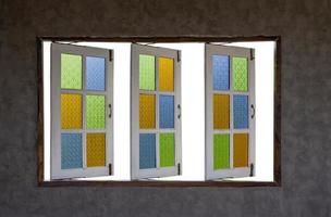 open de oude houten ramen met kleurrijk patroonglas vanuit de kamer. foto