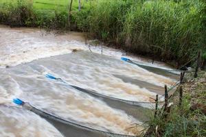 netten vangen meer waterstroom op. foto