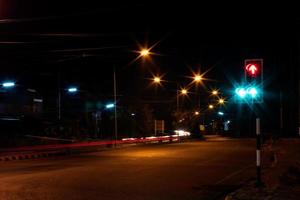 groen licht - rood licht om 's nachts lampen op straat te verlichten. foto