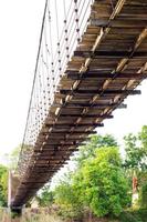 onder de houten hangbrug strekt zich uit. foto