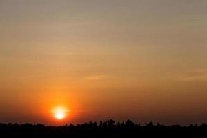 zonsopgang op het oranje platteland. foto