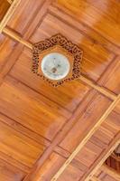 moderne houten plafondachtergrond met lampen. foto