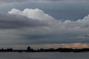 wolken boven de ondergelopen rijstvelden. foto