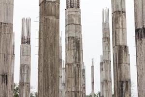 veel kolommen van gewapend beton. foto