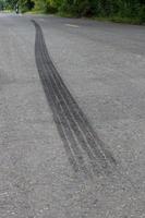 sporen van zwarte bandenremmen op de weg. foto