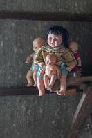 de familie van poppen mysterieus kind op het hout verval. foto