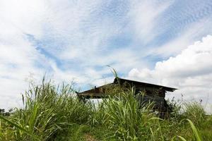 oude houten hut met lucht. foto