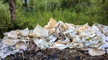 veel grote, oude, witte en bruine papieren worden geplet, geplet, verpletterd en opgestapeld. foto