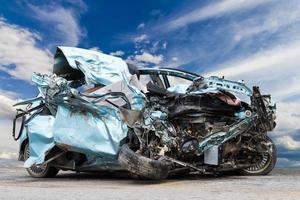 de lichtblauwe auto werd gesloopt. foto