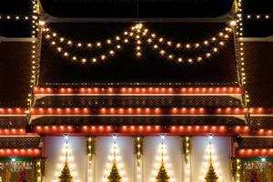 veel lichtjes sieren de kerk. foto