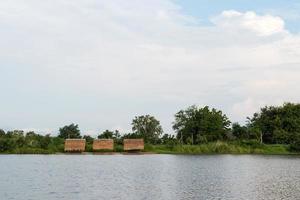 vlot drijvende hut op de kust. foto