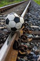 close-oud voetbal op de sporen. foto
