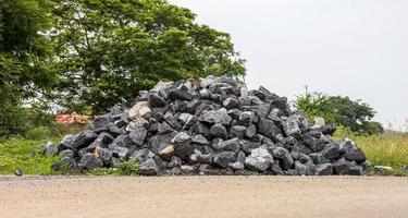 granieten stapel aan de kant van de landweg. foto