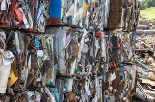 veel oud ijzer en plastic restjes die in blokjes worden geperst. foto