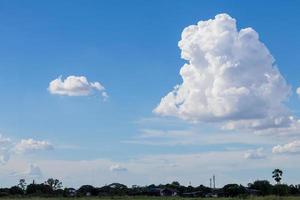 bewolkte wolken in de lucht boven de bomen die op het platteland van thailand leven. foto