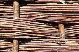 close-up zicht op verschillende houten oppervlakken van planken, logboeken en houten muren in hoge resolutie foto