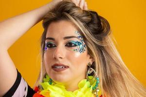 carnavalsmake-up om het carnaval van brazilië te vieren. make-up trend en accessoires voor het carnaval. foto