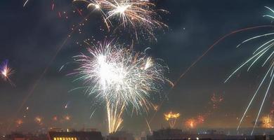 langdurige blootstelling aan vuurwerk boven de daken van Wenen foto