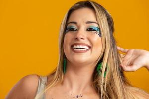 carnavalsmake-up om het carnaval van brazilië te vieren. make-up trend en accessoires voor het carnaval. foto