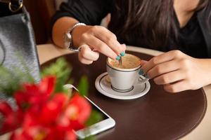 vrouw koffietafel drinken. vrouwen in café. foto