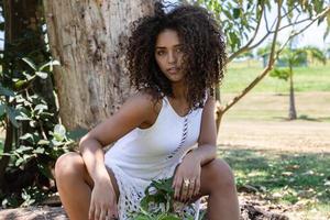 mooi model afro-amerikaanse vrouw in een natuurlijke omgeving. Braziliaanse jonge vrouw. foto