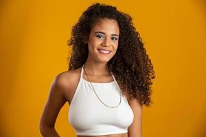mooi Afrikaans Amerikaans meisje met een afro kapsel glimlachen. schoonheidsportret van afrikaanse amerikaanse vrouw met afrokapsel en glamourmake-up. Braziliaanse jonge vrouw. foto