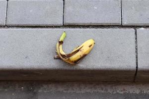 gele bananenschil op een verharde weg. foto