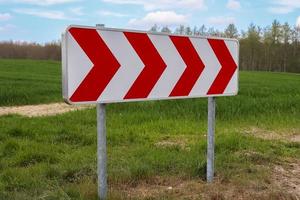 een groot waarschuwingsbord voor een zeer scherpe bocht op een Duitse landweg foto