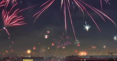 langdurige blootstelling aan vuurwerk boven de daken van Wenen foto