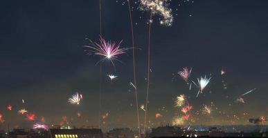 langdurige blootstelling aan vuurwerk boven de daken van Wenen foto