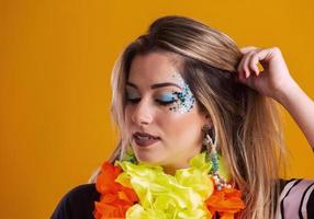 carnavalsmake-up om het carnaval van brazilië te vieren. make-up trend en accessoires voor het carnaval. foto