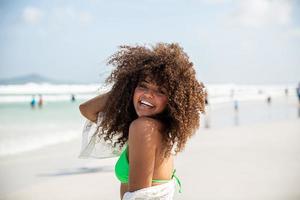 zwarte afro jong schattig meisje, krullend haar, bikini, strand. Afro-Amerikaanse zomervakantie vakantie. foto