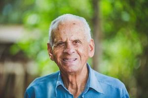 portret van lachende mooie oudere mannelijke boer. oudere man op boerderij in zomerdag. activiteit tuinieren. Braziliaanse bejaarde man. foto