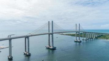 natal rio grande do norte brazilië circa mei 2019 luchtfoto van de brug newton navarro van de stad natal, rn. foto