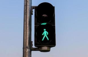 groene en rode verkeerslichten voor voetgangers en fietsers foto