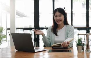 e-learning online onderwijsconcept. Aziatische vrouw attente student student videoconferentie e-learning met leraar op laptopcomputer thuis foto