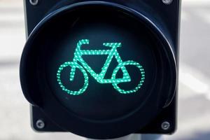 groene en rode verkeerslichten voor voetgangers en fietsers foto