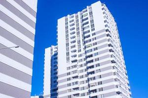 nieuwe witte gebouwen en blauwe lucht foto