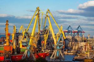 grote vrachtterminal in zeehaven foto