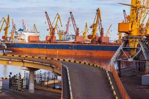 grote vrachtterminal in zeehaven foto