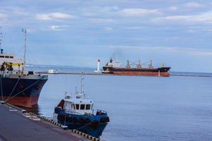 zeehavenlandschap met sleepboot foto