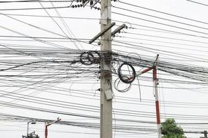 rommelige kabel en draden op elektriciteitspost foto