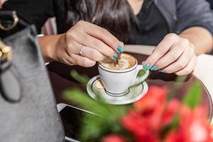 vrouw koffietafel drinken. vrouwen in café. foto