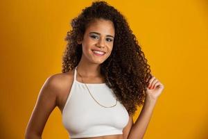 mooi Afrikaans Amerikaans meisje met een afro kapsel glimlachen. schoonheidsportret van afrikaanse amerikaanse vrouw met afrokapsel en glamourmake-up. Braziliaanse jonge vrouw. foto