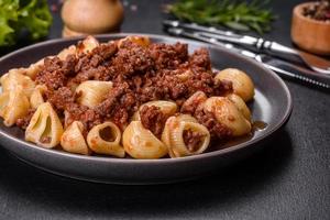 Italiaanse pasta tagliatelle met traditionele huisgemaakte vleessaus foto