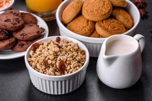 heerlijk voedzaam gezond ontbijt met granola, eieren, haverkoekjes, melk en jam foto