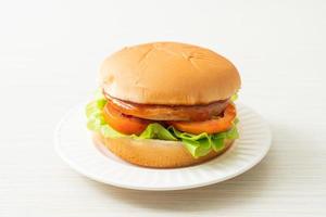 kipburger met saus op bord foto